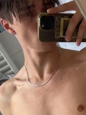 Slender smooth 22 yo in Orlando is into bigger men and bears