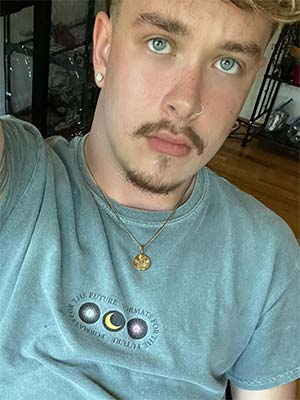 Snazzy eyes and stache, better penis, Joliet, IL